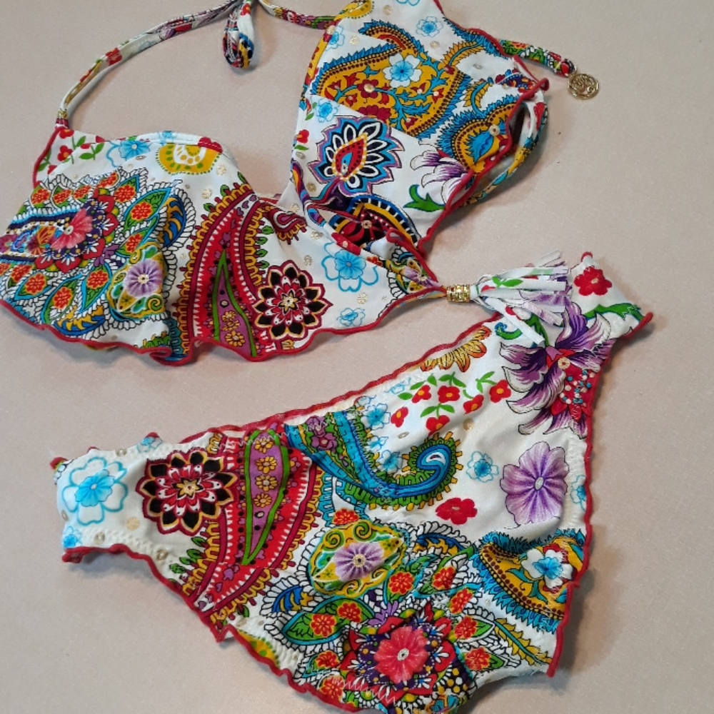 Bikini - Picture 3 of 3